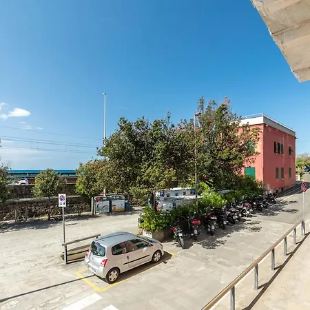 Apartmán Bright Sea View Home, Steps From The *