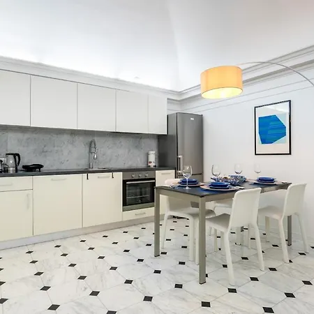 Apartmán Bright Sea View Home, Steps From The