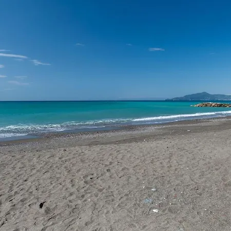 Bright Sea View Home, Steps From The Apartman